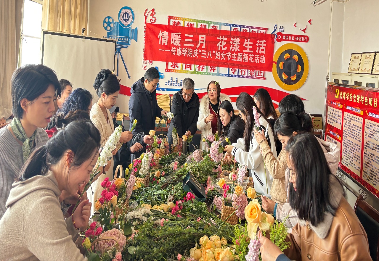 说明: 图片包含 食物, 桌子, 站, 人们描述已自动生成